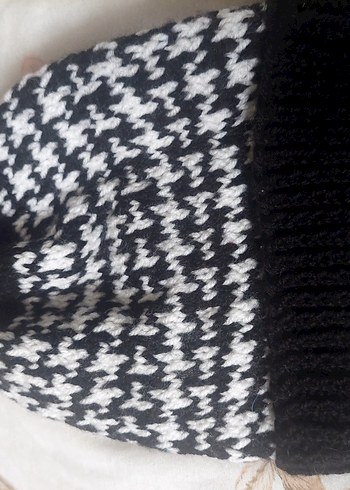 Siyah Beyaz Örgü Ponponlu Kadın Bere - Görsel 4