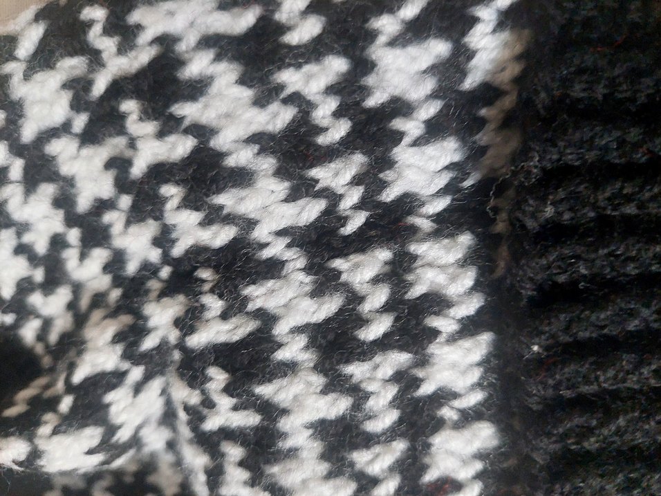 Siyah Beyaz Örgü Ponponlu Kadın Bere - Görsel 3