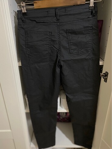 42 Beden siyah Renk Deri görünümlü pantolon