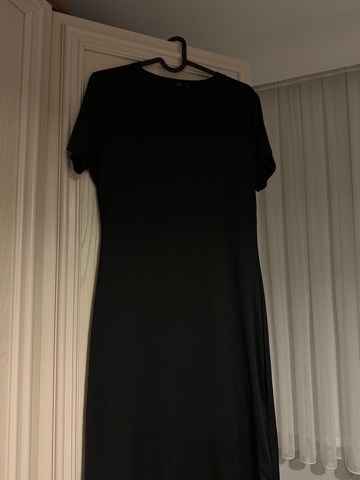 Siyah Kısa Kollu Elbise - Görsel 3