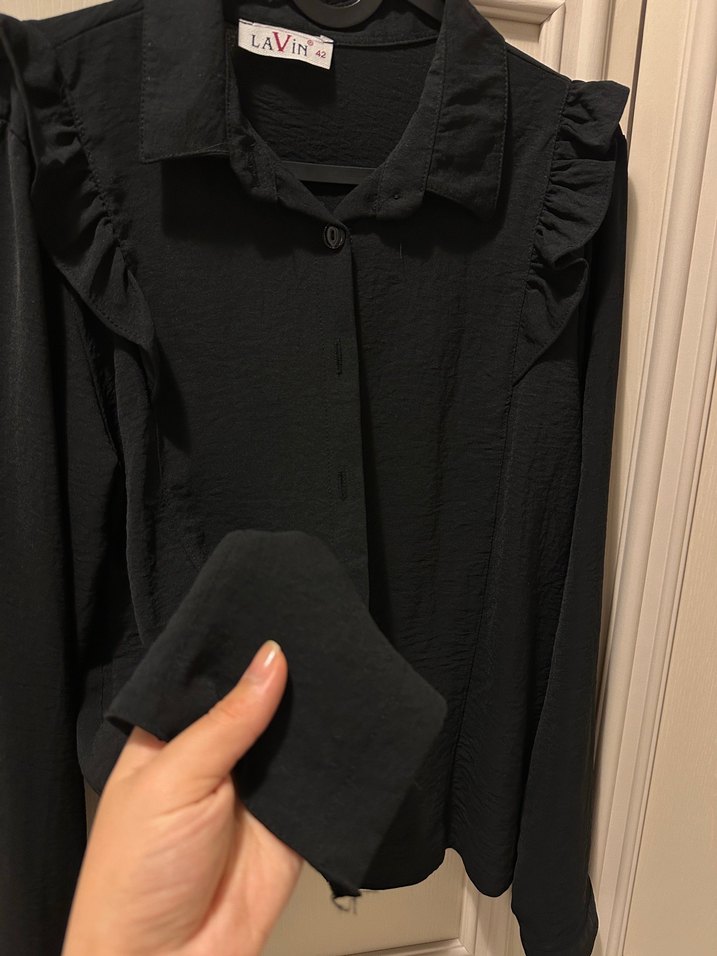 Uzun Kollu Siyah Fırfırlı Keten Gömlek - Görsel 3