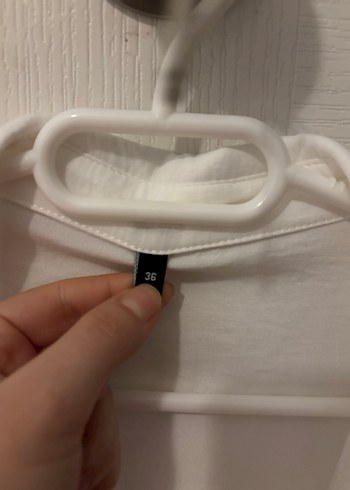 Trendyol Düğmeli Beyaz V Yaka Kadın Gömlek - Görsel 3