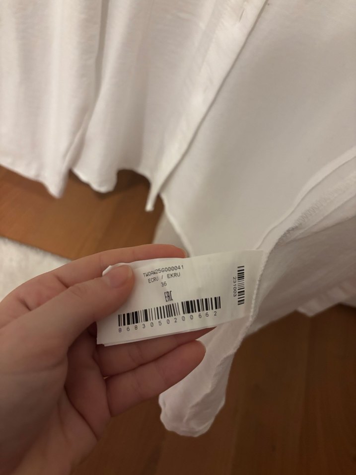 Trendyol Düğmeli Beyaz V Yaka Kadın Gömlek - Görsel 4