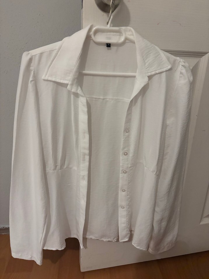 Trendyol Düğmeli Beyaz V Yaka Kadın Gömlek - Görsel 2