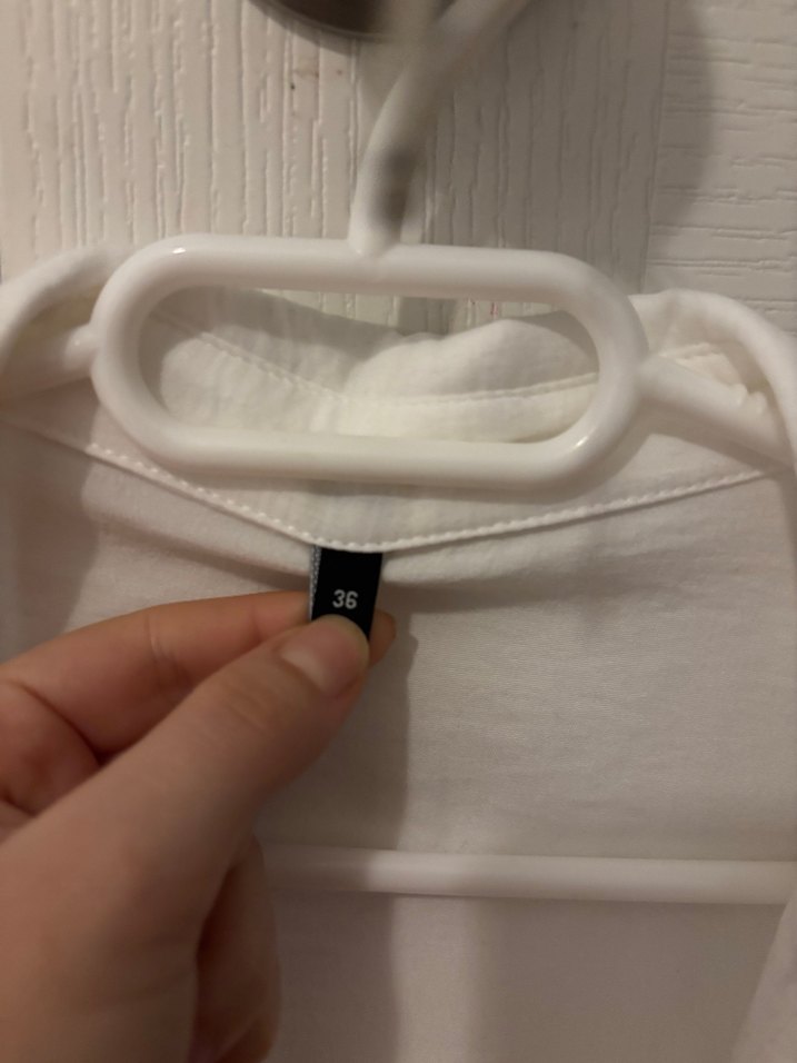 Trendyol Düğmeli Beyaz V Yaka Kadın Gömlek - Görsel 3