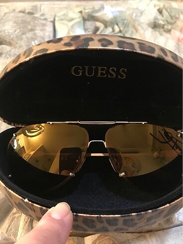 Guess güneş gözlüğü
