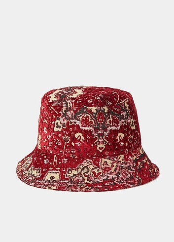Les Benjamins, carpet halı desenli şapka 