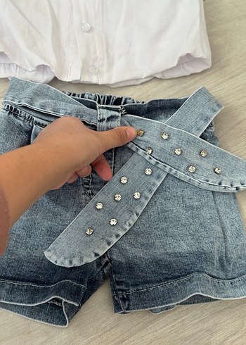 Kemerli Beyaz Bluz ve Gri Şort Takım - Görsel 3