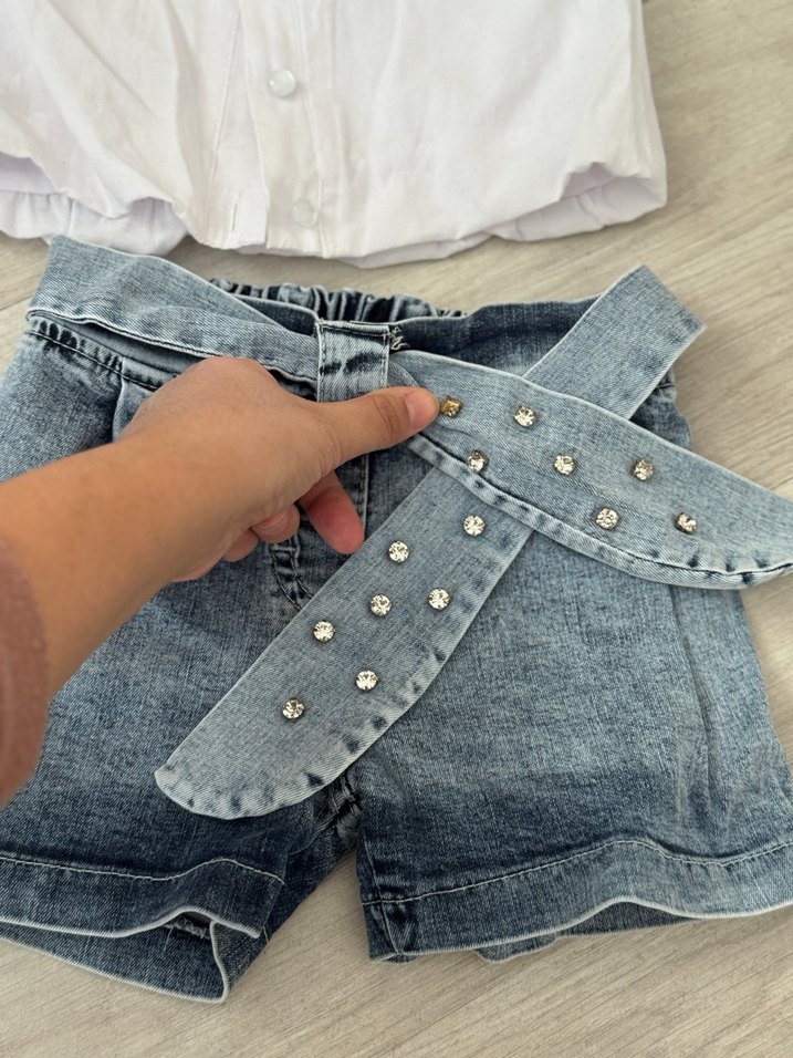 Kemerli Beyaz Bluz ve Gri Şort Takım - Görsel 3