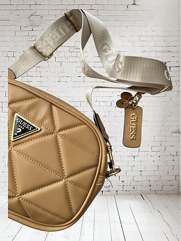 Guess Guess yandan bağlamalı çanta