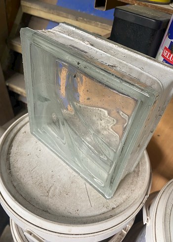 Beyaz cam vazoda dikdörtgen tasarım - Görsel 3