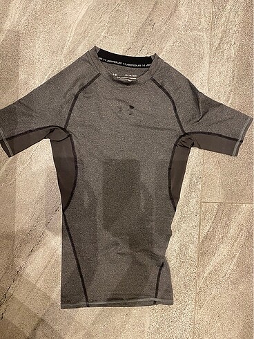 beyaz gri under armour tisort