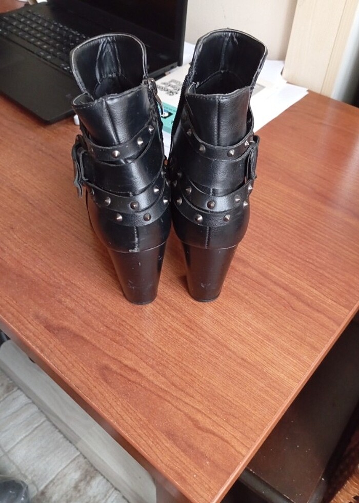 Flo dan alıntı temiz giyilmiş bot - Görsel 3