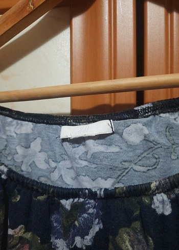 Omuzları açık çiçekli üst H&M Bedeni standart - Görsel 2
