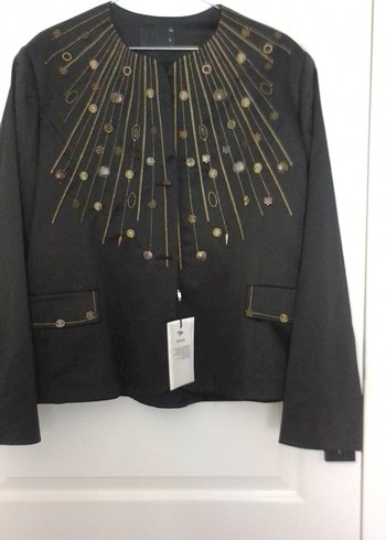 Düğmeli Siyah İşlemeli Kadın Blazer sıfır etiketi üzerinde