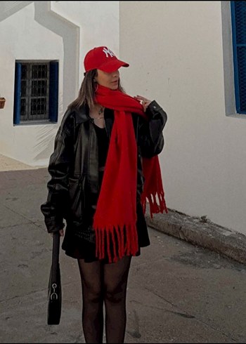 Kırmızı Yün Püsküllü Kadın Şal - Görsel 3