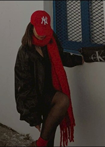 Kırmızı Yün Püsküllü Kadın Şal - Görsel 2