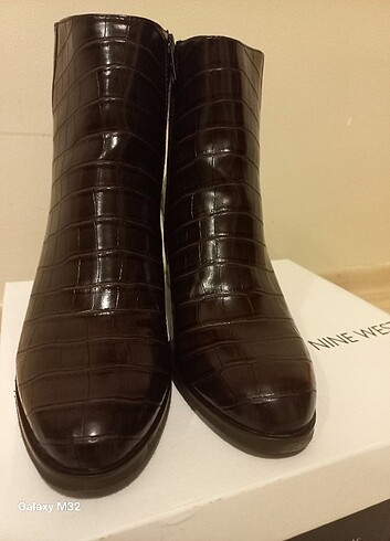 Nine West Kadın bot