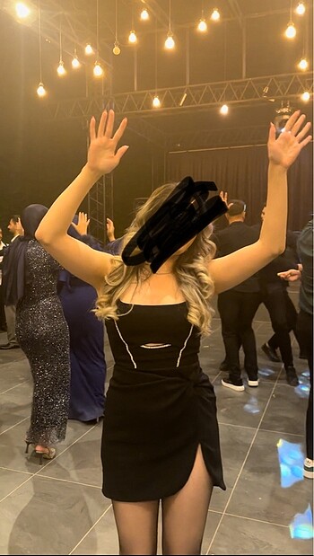 TRENDYOLMILLAX Zeynep Tosun Taşlı Elbise