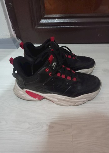 Diğer Siyah Kirmizi Detayli Bagcikli Sneaker