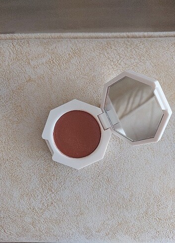 Beden Fenty Beauty Rose Latte Allık