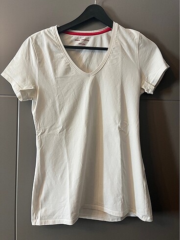 Beyaz V yaka Tshirt