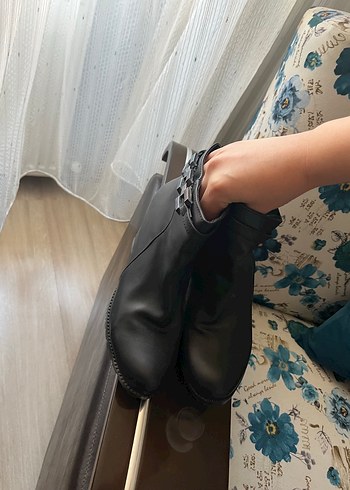 39 Beden siyah Renk Tokalı Siyah Deri Topuklu Kadın Bot