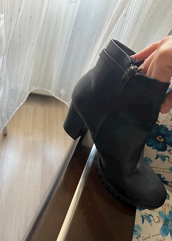 39 Beden Tokalı Siyah Deri Topuklu Kadın Bot
