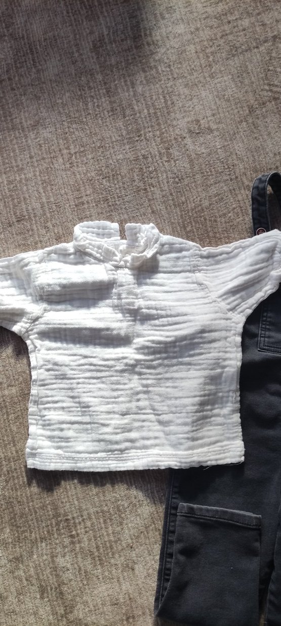 Şıklık ve Rahatlık: Beyaz Büzgülü Bluz & Siyah Önlük Pantolon — görsel 2/5