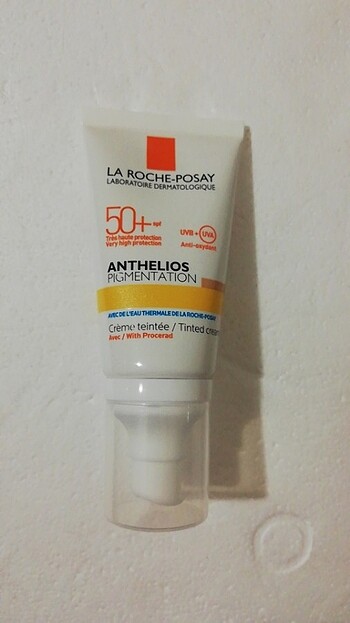 Lekeye eğilimli ciltler için spf 50 renkli güneş koruyucu krem. 