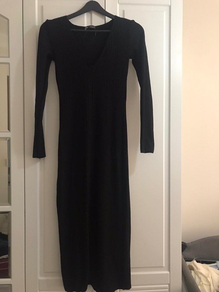 Siyah V Yakalı Uzun Kollu Dar Kesim Elbise Önden yırtmaçlı - Görsel 3