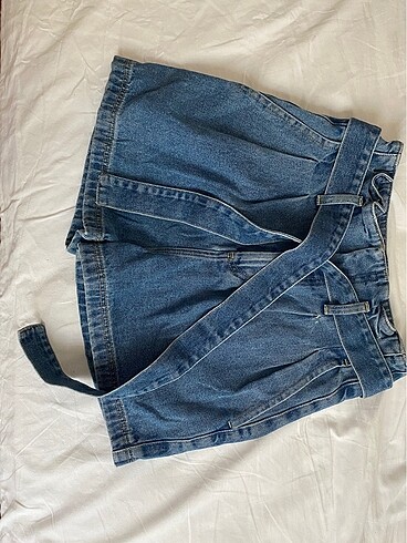 Yargıcı kuşaklı denim şort