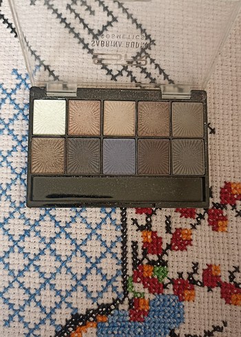 Gri Tonlarda Sabrina Rursik Far Paleti - Görsel 2