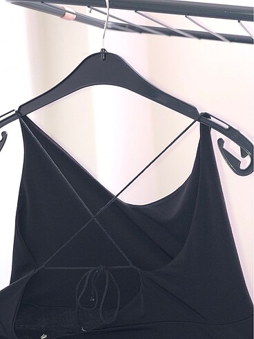 Sırt detaylı yırtmaçlı elbise - Görsel 3