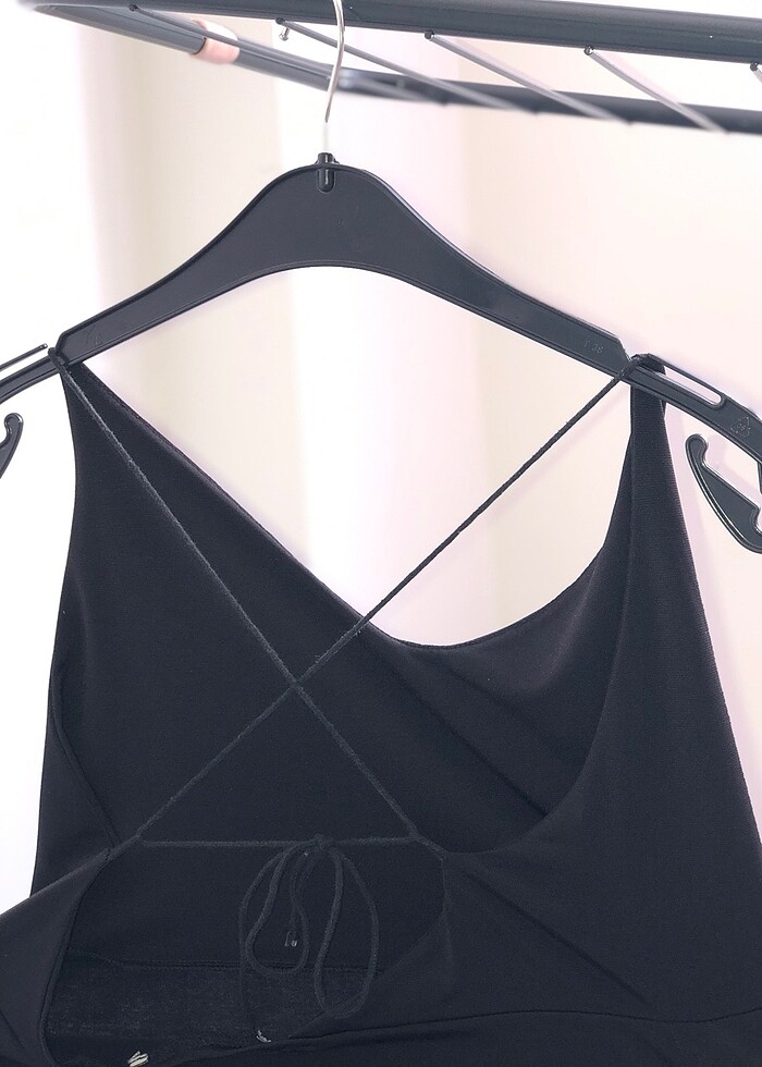 Sırt detaylı yırtmaçlı elbise - Görsel 3