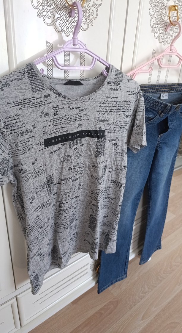 Gri Baskılı Tişört ve Kot Pantolon Takımı - Görsel 4