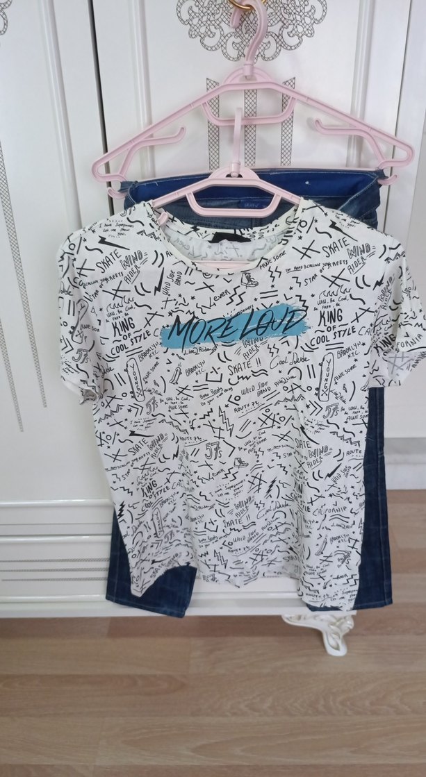 Baskılı Gri Tişört ve Mavi Denim Bol Kesim Jean - Görsel 4