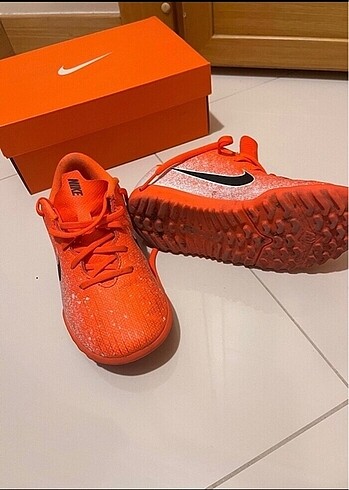 30 Beden turuncu Renk Nike halı saha ayakkabısı