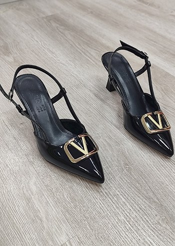 Siyah Parlak Tokalı Stiletto Kadın Ayakkabı