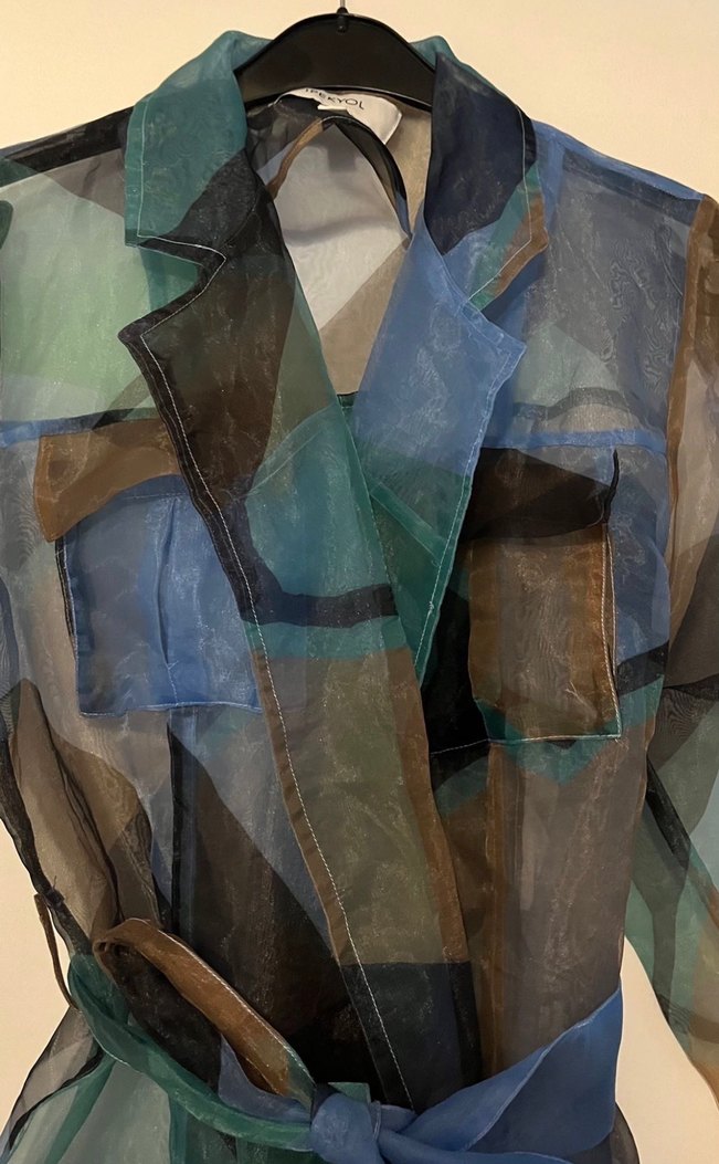 Şeffaf Mavi Batik Desenli Uzun Trençkot - Görsel 3