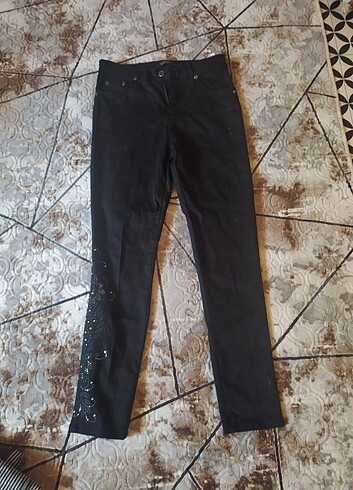 Paçası işlemeli kot pantolon 
