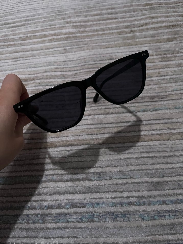 Sade Siyah Kadın Güneş Gözlüğü - Görsel 3