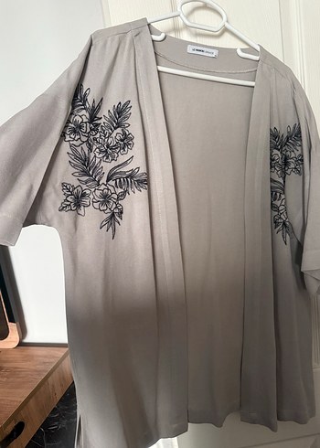 Gri Çiçek Desenli Uzun Kimono