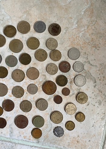 Eski ve çeşitli metal paralar koleksiyonu