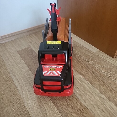 Kereste taşıyıcı kamyon