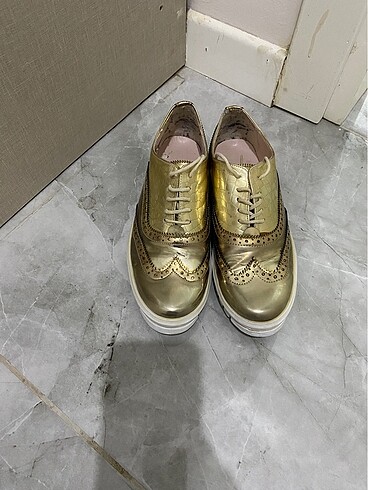 Gold bağcıklı ayakkabı