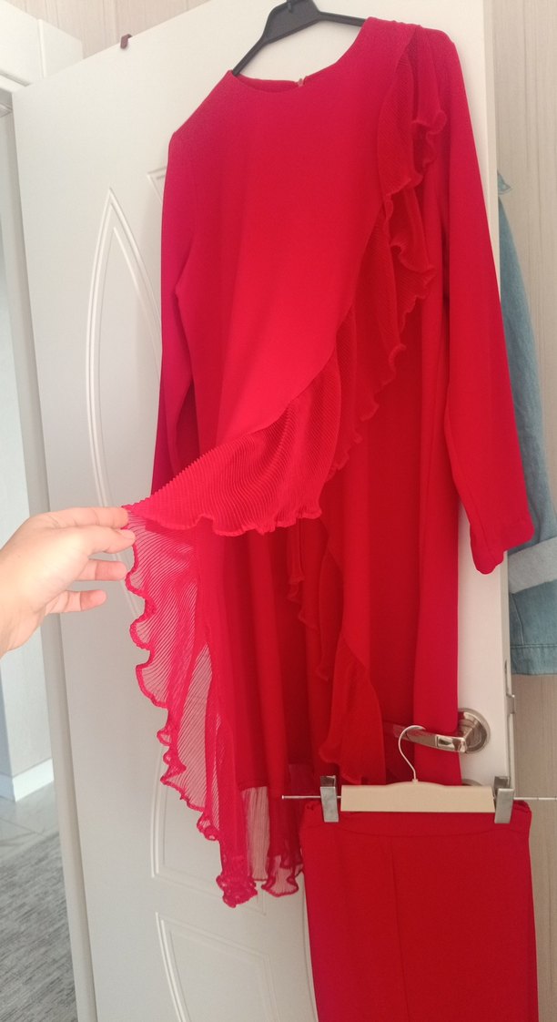 Kırmızı Uzun Kollu Fırfırlı takim Elbise - Görsel 3