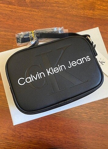 Beden Calvin Klein siyah askılı çanta