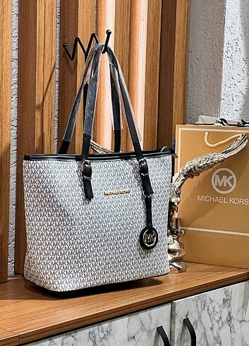 Michael Kors siyah beyaz büyük kol çantası 