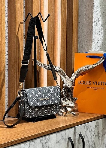 Louis Vuitton gri askılı çanta 